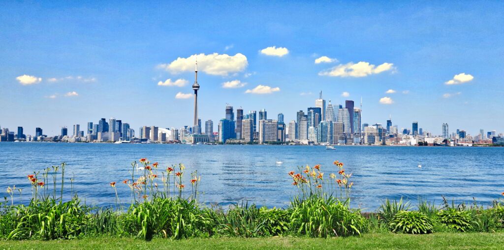 Toronto, la capitale de l'Ontario, est connue pour sa scène culturelle diversifiée, ses excellents musées et galeries d'art, ainsi que ses magnifiques parcs et réserves naturelles. Obtenez la meilleure assurance voyage Canadienne.